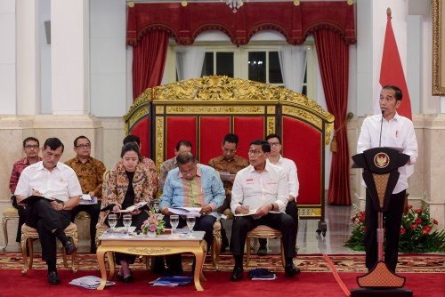 Presiden Jokowi memberikan arahan pada Sidang Kabinet Paripurna, di Istana Negara, Jakarta, Senin (5/8) siang. (Foto: AGUNG/Humas)