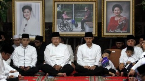 SBY menangis di tahlilan hari ketujuh wafatnya Ani Yudhoyono. (Suara.com/Arief Hermawan)