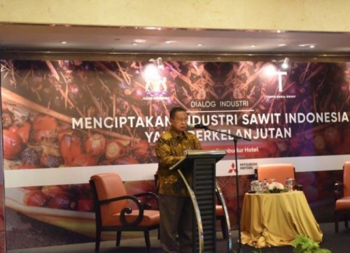 Menko Perekonomian Darmin Nasution menyampaikan paparan pada Seminar “Menciptakan Industri Sawit yang Berkelanjutan”, di Hotel Borobudur, Jakarta, Rabu (31/7) siang. (Foto: Humas Kemenko Perekonomian)