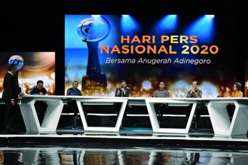 Menkominfo Johnny G Plate bersama Ilham Bintang (kiri), Atal S Depari (kedua kiri), Nico Siahaan (ketiga kanan), Agus Sudibyo (kedua kanan), Rita Sri Hastuti (kanan) di program Indonesia Bicara 